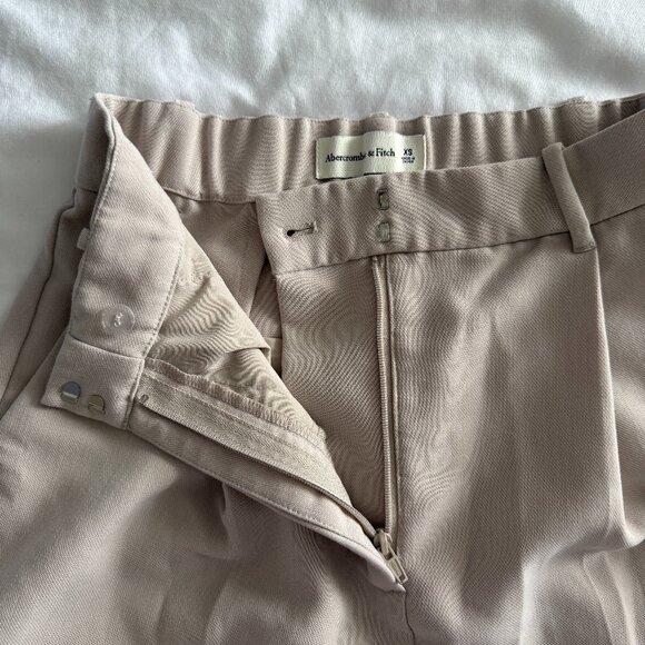 Abercrombie & Fitch Ultra High Rise Tailored Short in Taupe - Picture 8 of 9